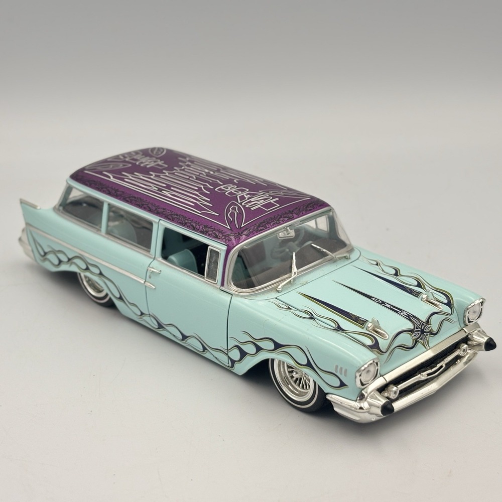 Muscle Machines - 1957 Chevy Lowrider - West Coast Choppers - 1:24 Diecast